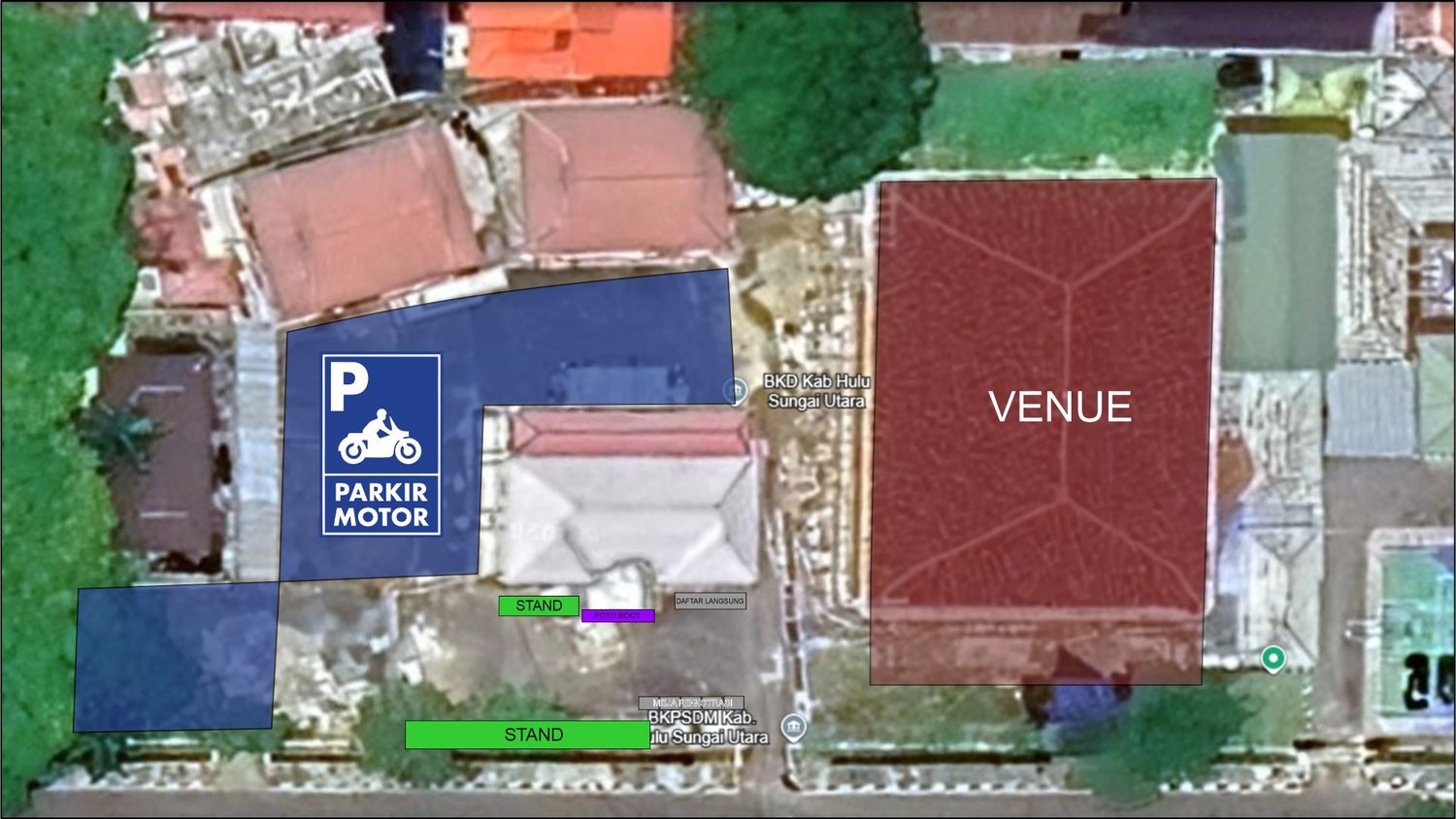 Peta area luar venue: blok biru untuk parkir motor, dua kotak hijau untuk stand, kotak ungu untuk photobooth, meja registrasi dan meja daftar langsung, serta gedung venue berwarna merah